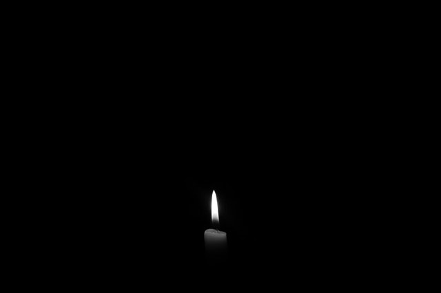 svíčka ve tmě