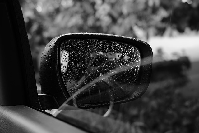 zpětné zrcátko – jízda za deště