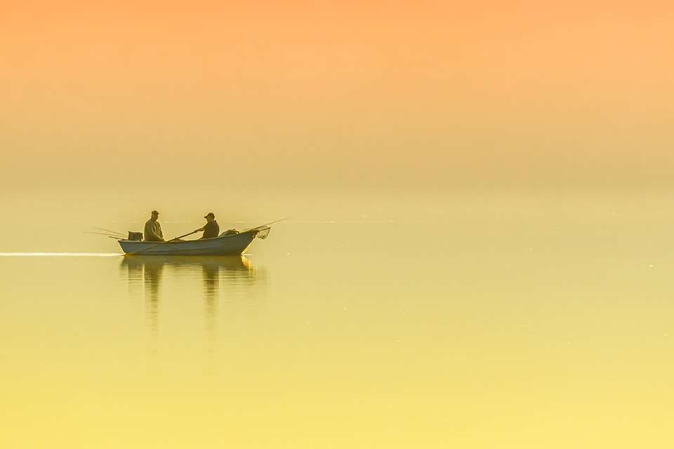 rybáři na člunu