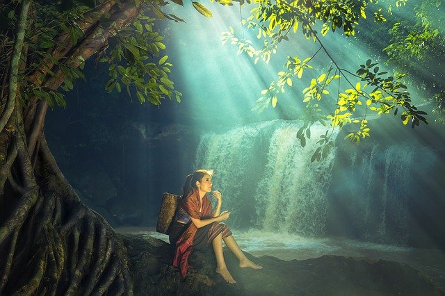 žena v lese u vodopádu